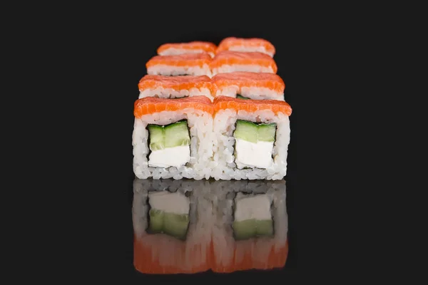 Menú de comida japonesa. rollo filadelfia con salmón —  Fotos de Stock