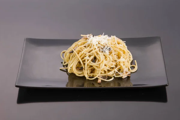 Zwarte Plaat Met Pasta — Stockfoto