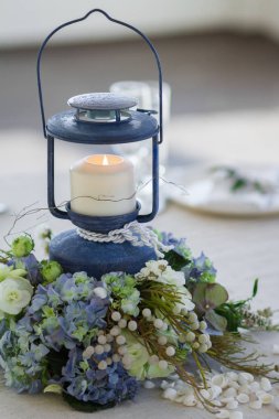 Fenerli bir fener şeklinde bir masa dekorasyonu.