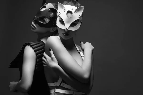 मुखवटा आणि लेदर बेल्टमध्ये दोन सेक्सी मुली (काळा आणि पांढरा फोटो ) — स्टॉक फोटो, इमेज