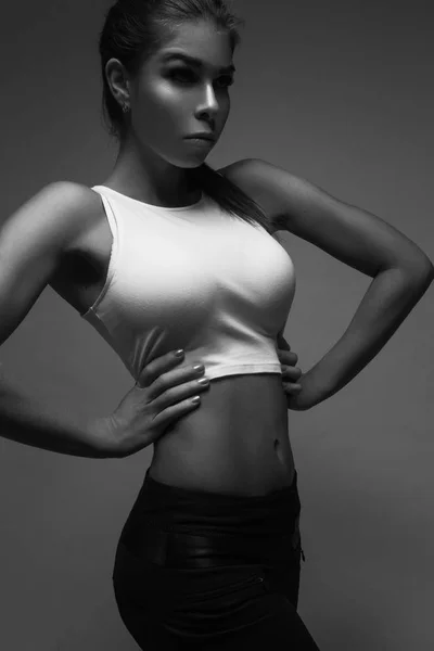 ファッション性の高いスポーツの若い女性の肖像画 黒と白のイメージ — ストック写真