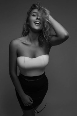 yüksek moda portre genç zarif kadın. Siyah beyaz resim