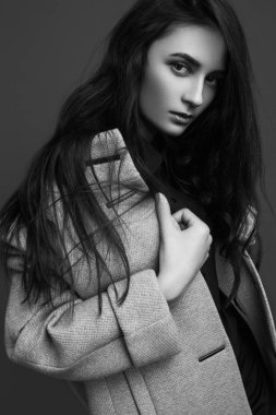 bir klasik gri ceket poz içinde uzun saçlı güzel kız. siyah beyaz resim