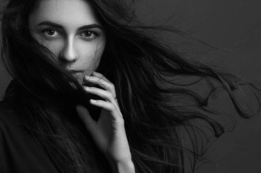 Uçan lüks saç (siyah ve beyaz fotoğraf güzel bir genç kızla portresi)