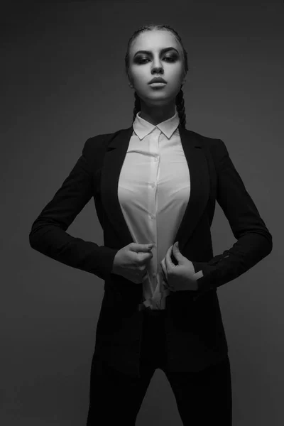 Moda Kız Poz Siyah Beyaz Fotoğraf — Stok fotoğraf
