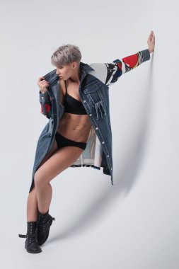 Kot ceketli seksi kadın vücudu