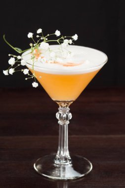 Tahta masada alkol kokteyli. 