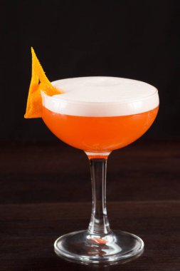Tahta masada alkol kokteyli. 