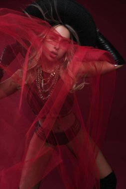 Zarif şapkalı zarif bir kadının portresi.