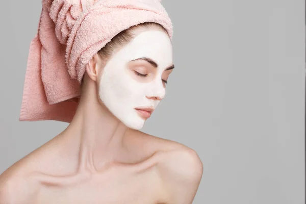 Menina Spa Aplicando Máscara Facial Tratamento Beleza — Fotografia de Stock