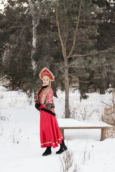 Mulher Neve Kokoshnik Estilo Folclórico Russo Moda — Fotografia de Stock