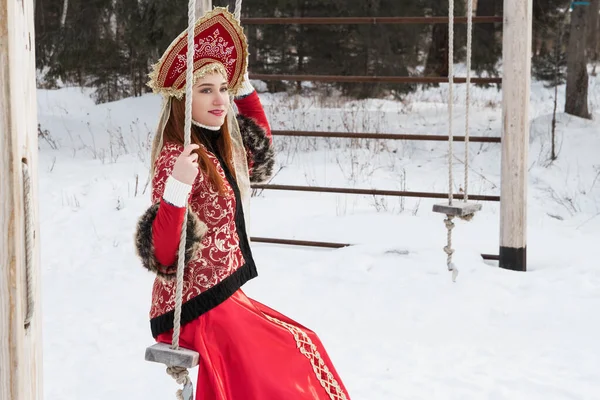 Mulher Neve Kokoshnik Estilo Folclórico Russo Moda — Fotografia de Stock