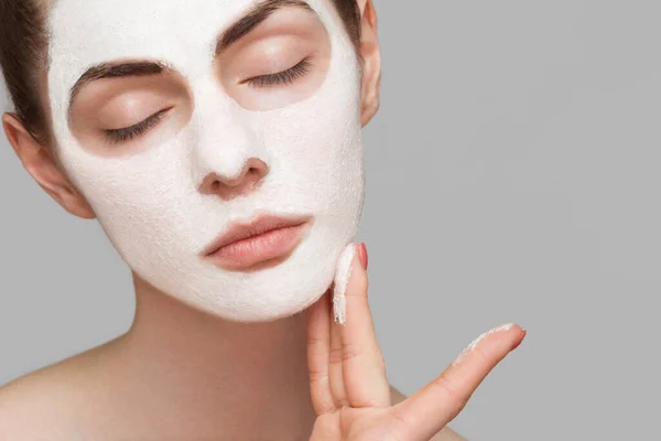 Chica Del Spa Aplicando Máscara Facial Tratamientos Belleza Imagen De Stock