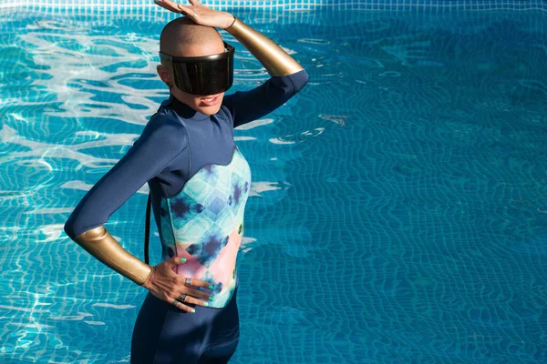 穿潜水衣游泳的漂亮女人 免版税图库照片