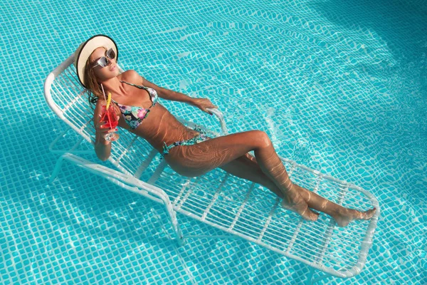 비키니를 수영장에서 일광욕을 아름다운 여자의 — 스톡 사진