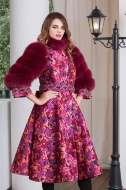 Kürk manto giymiş lüks, zarif bir kadın. Göz kamaştırıcı güzel görünüş