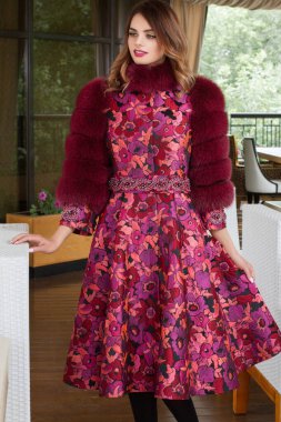 Kürk manto giymiş lüks, zarif bir kadın. Göz kamaştırıcı güzel görünüş