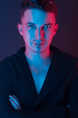 Neon ışıklı bir adamın portresi (yumuşak ışık)