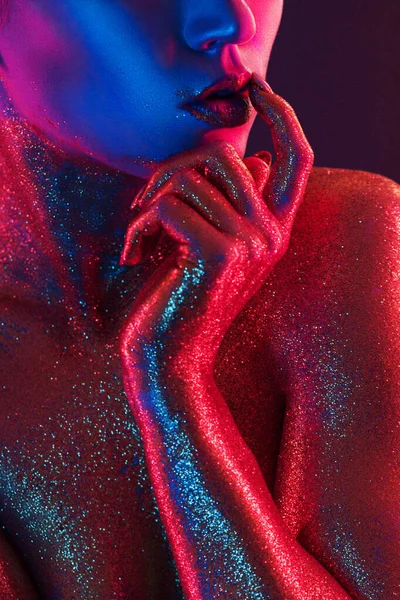 Sexig Flicka Guldpläterad Glittrande Poserar Neon Ljus — Stockfoto