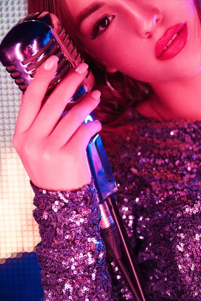 Belle Fille Néon Lumière Chanter Dans Karaoké Tenant Microphone — Photo