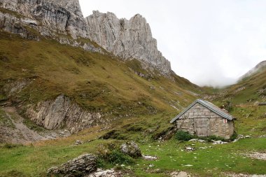 İsviçre Alplerinde sonbahar manzarası, küçük bir kulübe..