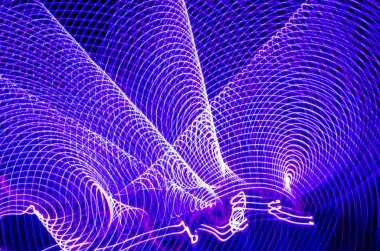 Bulanık sihirli neon ışık ışık efektleri eğri çizgiler