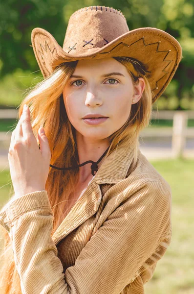 Meisje in een cowboy hoed rechtstreeks kijken naar de camera. Sexy vrouw met cowboy hoed. Rechtenvrije Stockafbeeldingen