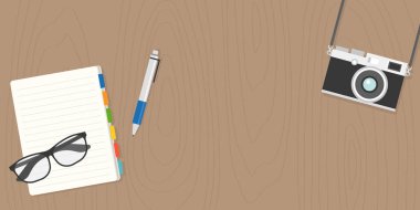 gözlük, fotoğraf makinesi ve not defterinde düz ahşap arka plan afiş için boş alan ile tasarım veya reklam