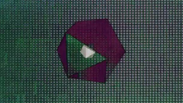 抽象的な背景を回転させる幾何学的図形 コンピューター生成 グリッチの背景に不規則な色とりどりの幾何学的図形の回転 複数のアニメーション — ストック動画