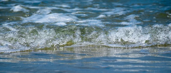 Splash wave on the surface of the ocean — Stock Photo, Image