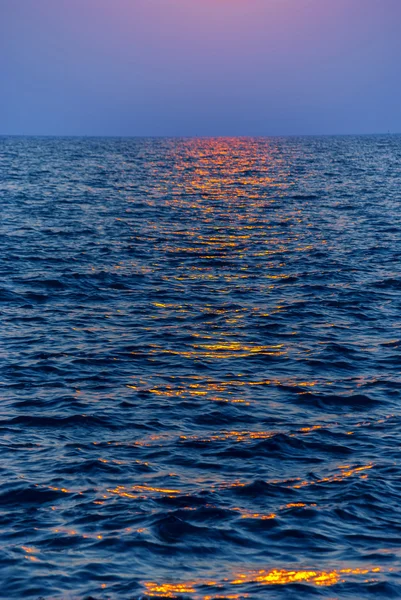 Закат в море — стоковое фото