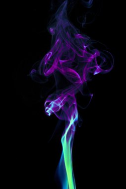 Siyah Arkaplanda Pofuduk Duman ve Sis