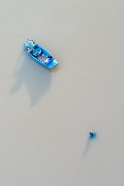  Tekne nehirde yüzüyor.