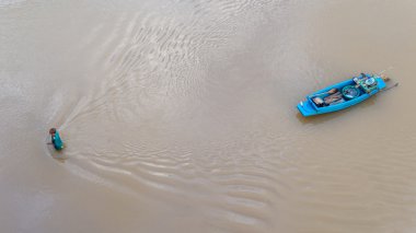  Tekne nehirde yüzüyor.