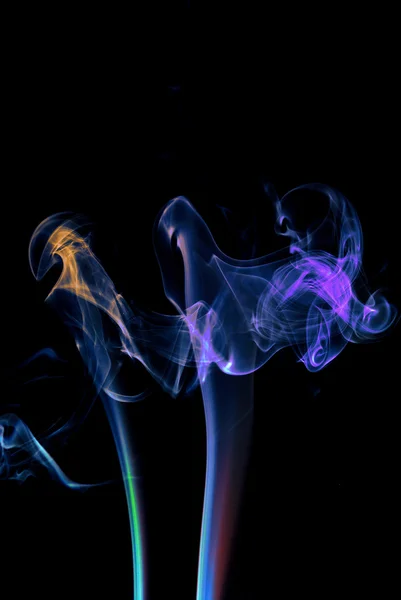 Nadýchané obláčky kouře a mlhy na černém pozadí — Stock fotografie