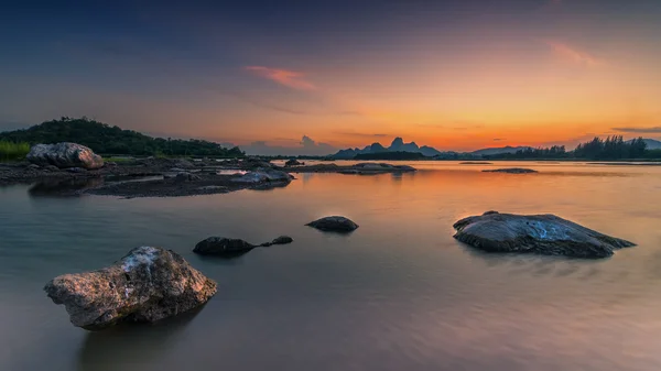 Stenar i vatten vid solnedgången — Stockfoto