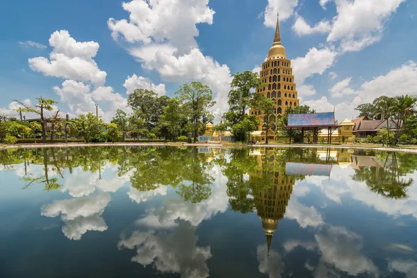 Pagode Dourado com céu bonito e nuvens, Wat Tha it, Pho Thon — Fotografia de Stock