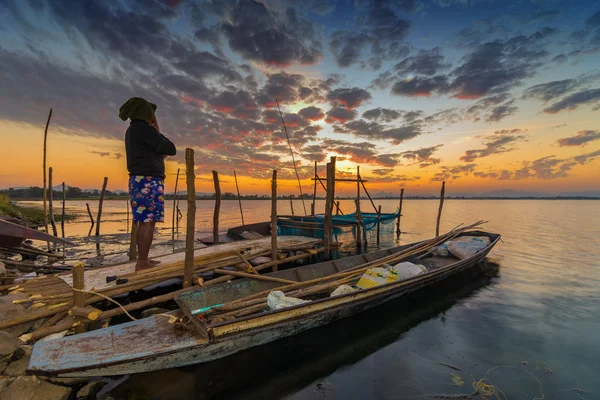 Человек рыбачит на закате — стоковое фото