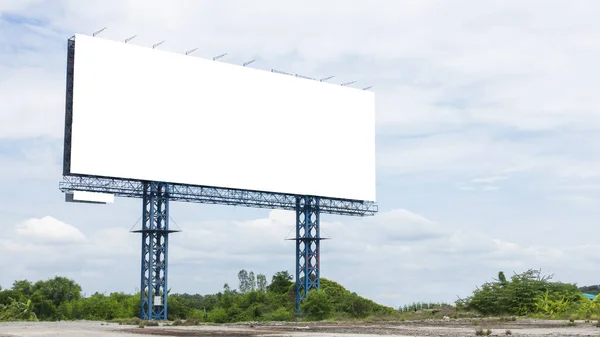 Рекламные щиты пустые на стальной конструкции на фоне неба — стоковое фото