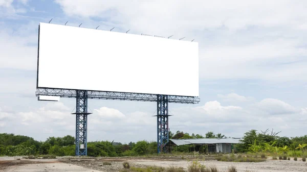 Billboards ruimte hemel buitenshuis — Stockfoto