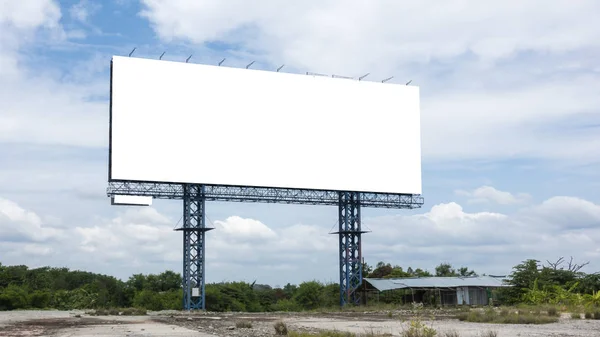 Billboards espaço céu ao ar livre — Fotografia de Stock