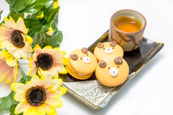 Macarons sur assiette avec tasse de café sur fond blanc — Photo