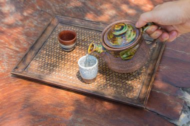 Çay fincanına çay dökülüyor.