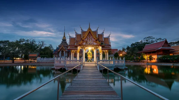 Pavilhão de água do meio, Templo Lai na Tailândia — Fotografia de Stock