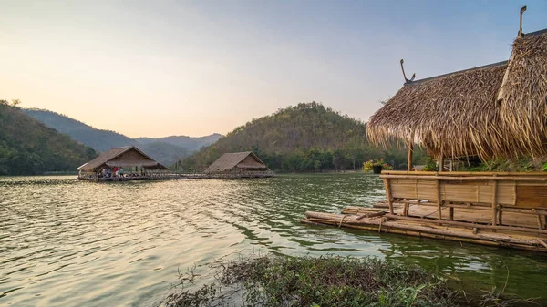 Hermosa vista del lago (Khao wong resevoir) por la noche — Foto de Stock