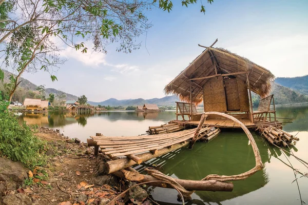 Güzel bir göl (Khao wong rezervuar) akşam manzarası