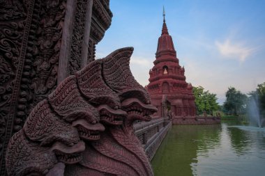 Pagoda orta su Huay Kaew Tapınağı Landmark pagoda Lopburi içinde,