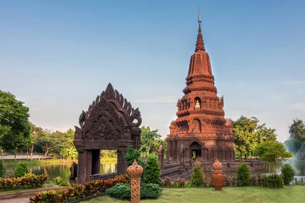 Pagode d'eau moyenne Temple Huay Kaew Pagode historique à Lopburi , — Photo