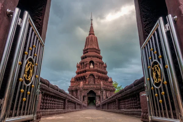 Pagoda środku wody Huay Kaew temple Landmark pagoda w Lopburi, — Zdjęcie stockowe