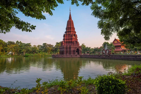 Pagoda środku wody Huay Kaew temple Landmark pagoda w Lopburi, — Zdjęcie stockowe